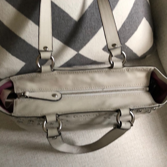 🎉 Coach Zoe East West Studded Ivory Shoulder Bag - Picture 4 of 8